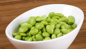 Fasola edamame może zastąpić produkty mięsne w diecie, bo zawiera dużo białka.