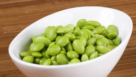 Fasola edamame może zastąpić produkty mięsne w diecie, bo zawiera dużo białka.
