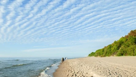 Plaża w Pustkowie, jak sama nazwa wskazuje, jest spokojna i chwilami niemal pusta. Co jeszcze oferuje turystom?