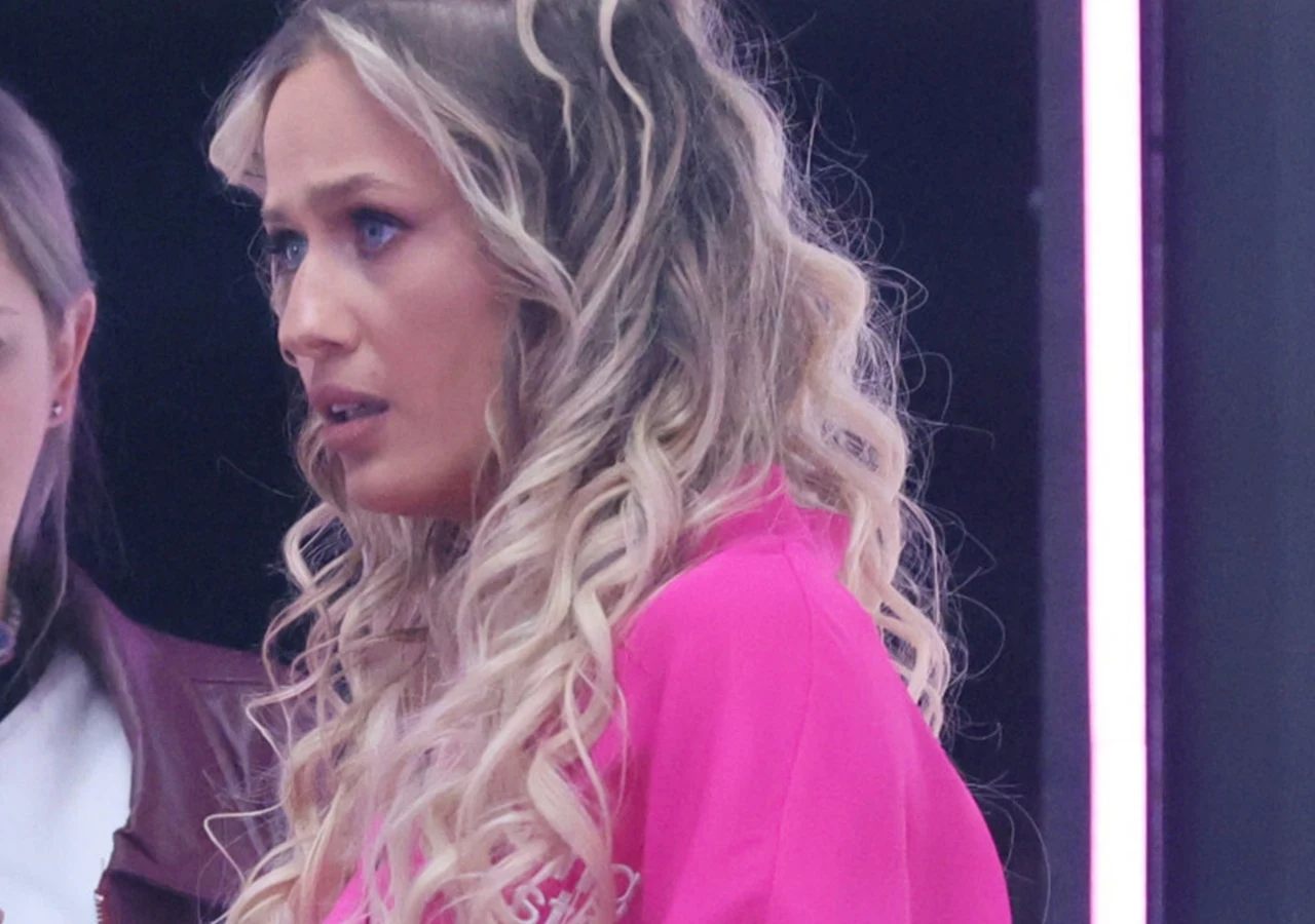Magdalena Tarnowska Tancerka Magdalena Tarnowska w różowym szlafroku. Obok niej znajduje się fragment sylwetki drugiej osoby.