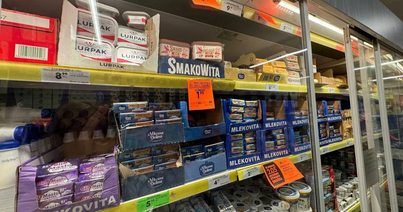 Masło i mleko nawet za 0 zł. Lody Marletto w Biedronce za 0,99 zł - jest jeden warunek Półki chłodnicze w Biedronce z masłem Lurpak, Smakowita, Mlekovita oraz margaryną z widocznymi cenami.