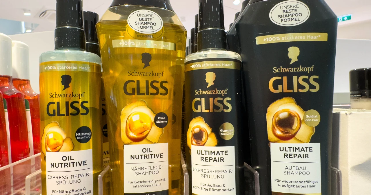 Lidl od 11 maja przecenia kosmetyki Gliss o 70 proc. Jest jeden warunek Kosmetyki do włosów Gliss, w tym szampony i odżywki, ustawione na półce w Lidlu, seria Oil Nutritive i Ultimate Repair