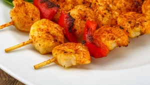 Szaszłyk z krewetkami z powodzeniem zastąpi mięso na grillu.