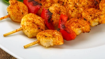 Szaszłyk z krewetkami z powodzeniem zastąpi mięso na grillu.