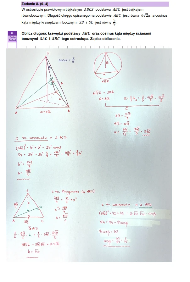 Rysunek ostrosłupa prawidłowego z trójkątną podstawą oraz szczegółowe notatki ręczne zawierające wzory, obliczenia geometryczne i konstrukcje pomocnicze, w tym wyznaczenie długości krawędzi i cosinusa kąta pomiędzy ścianami bocznymi.