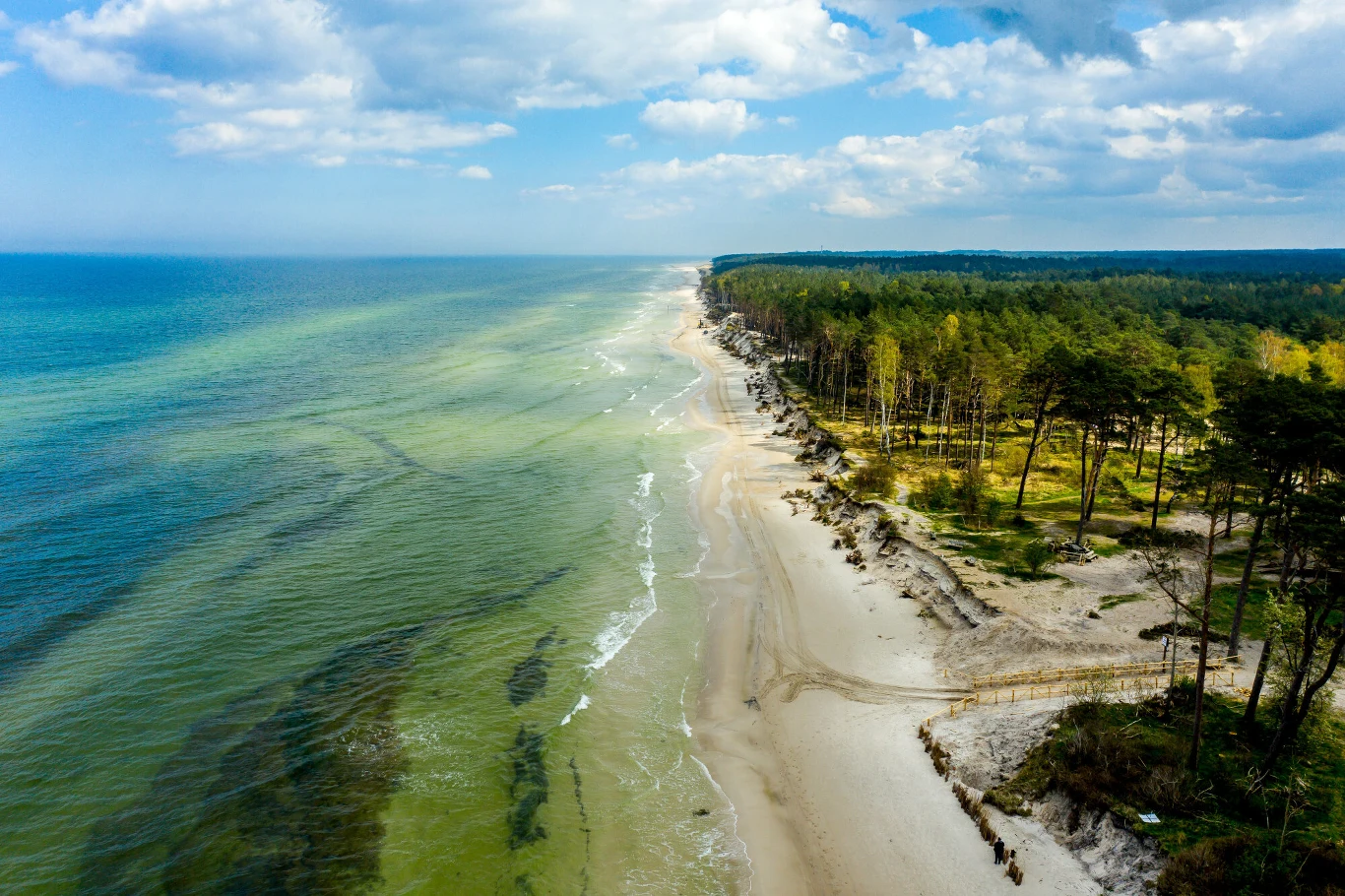 Lubiatowo wyróżnia się spokojnym, niespiesznym rytmem wypoczynku. Szeroka, piaszczysta plaża wzdłuż brzegu morza z przejrzystą, zielononiebieską wodą oraz lasem sosnowym graniczącym z plażą.