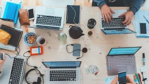 Z domu, kawiarni, a może z podróży – jak pracują dziś przedsiębiorcy?