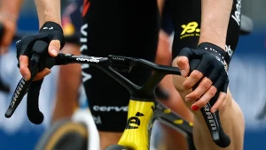Tajemniczy czerwony paznokieć w Giro d'Italia. O co chodzi kolarzom?