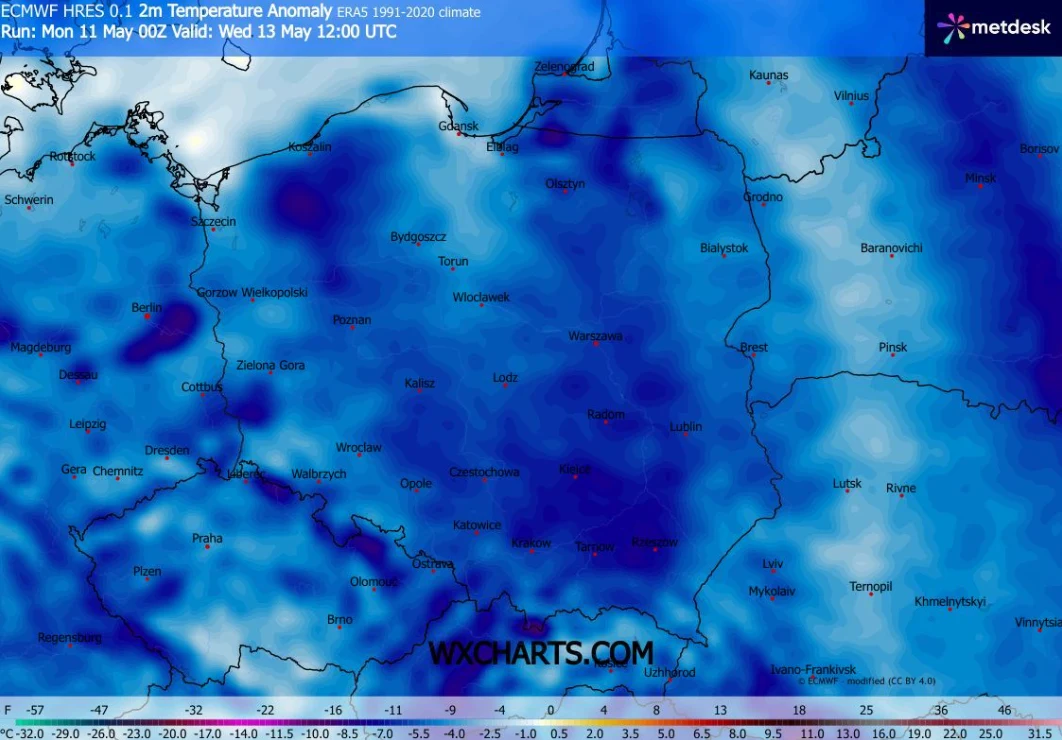 Mapa anomalii temperatury powietrza w Polsce według modelu ECMWF, pokazująca rozkład ujemnych odchyleń temperatury względem średniej z lat 1993–2020, z największym spadkiem w centralnej i południowej części kraju.