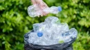 Plastikowe butelki znikną same tuż po wypiciu płynu. Koniec z segregowaniem