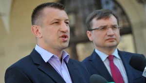 Adamek opublikował grafikę ze Zbigniewem Ziobrą. Burza w komentarzach