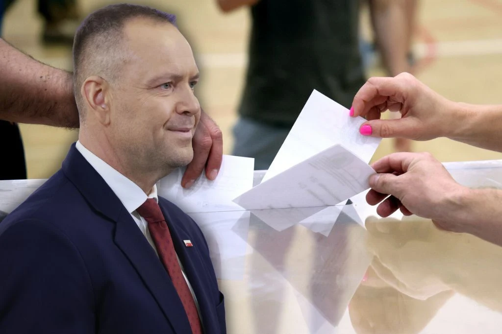 Sondaż. Jak Polacy zagłosowaliby w referendum Karola Nawrockiego? Prezydent Karol Nawrocki na tle urny wyborczej.