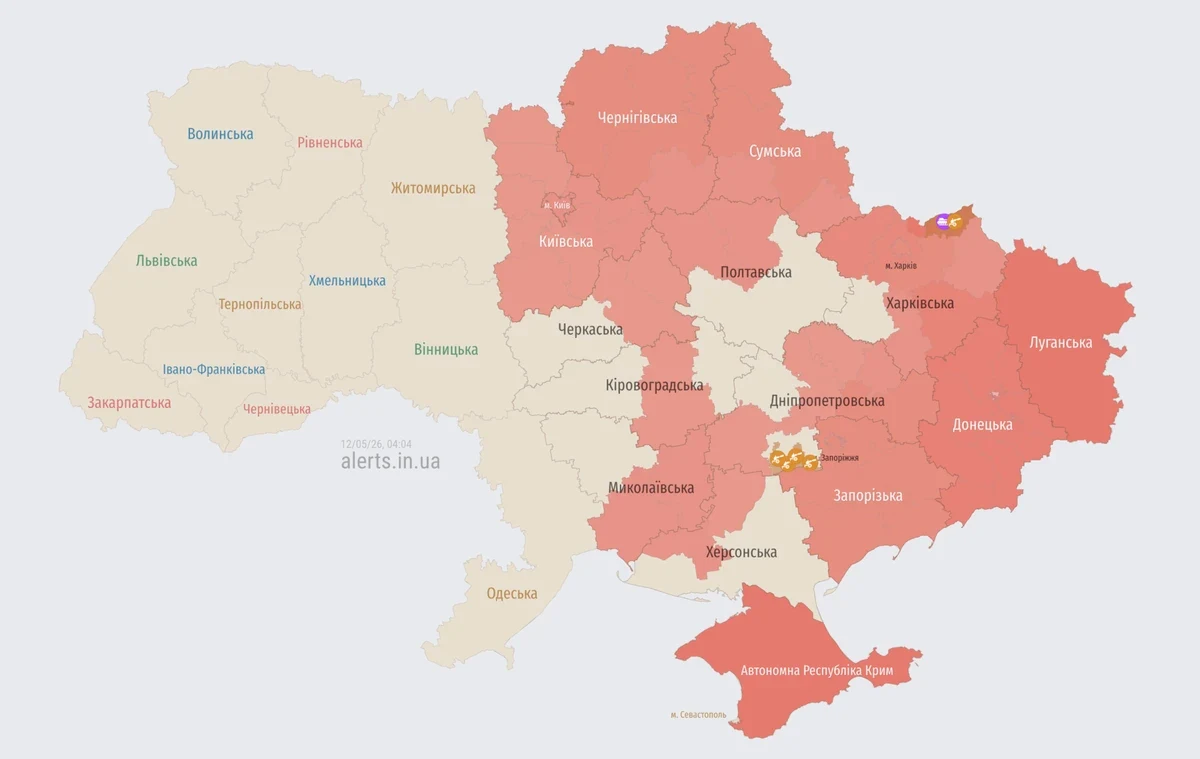 Wschodnia część Ukrainy oznaczona na czerwono, obejmująca obwody takie jak Ługańsk, Donieck, Charków i Krym, podczas gdy zachodnia i centralna część kraju zaznaczone kolorem żółtym, bez dodatkowych ikon czy wyraźnie oznaczonych miast.
