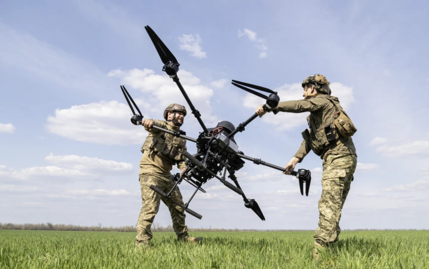 Wystarczył charakterystyczny dźwięk "Wampira" i Rosjanie uciekali w panice Dwóch ukraińskich żołnierzy trzymający dron "Wampir"