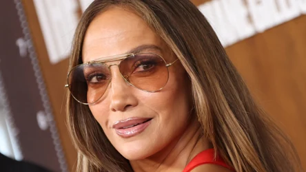 Jennifer Lopez w Los Angeles. Jej sukienka świetnie modeluje sylwetkę