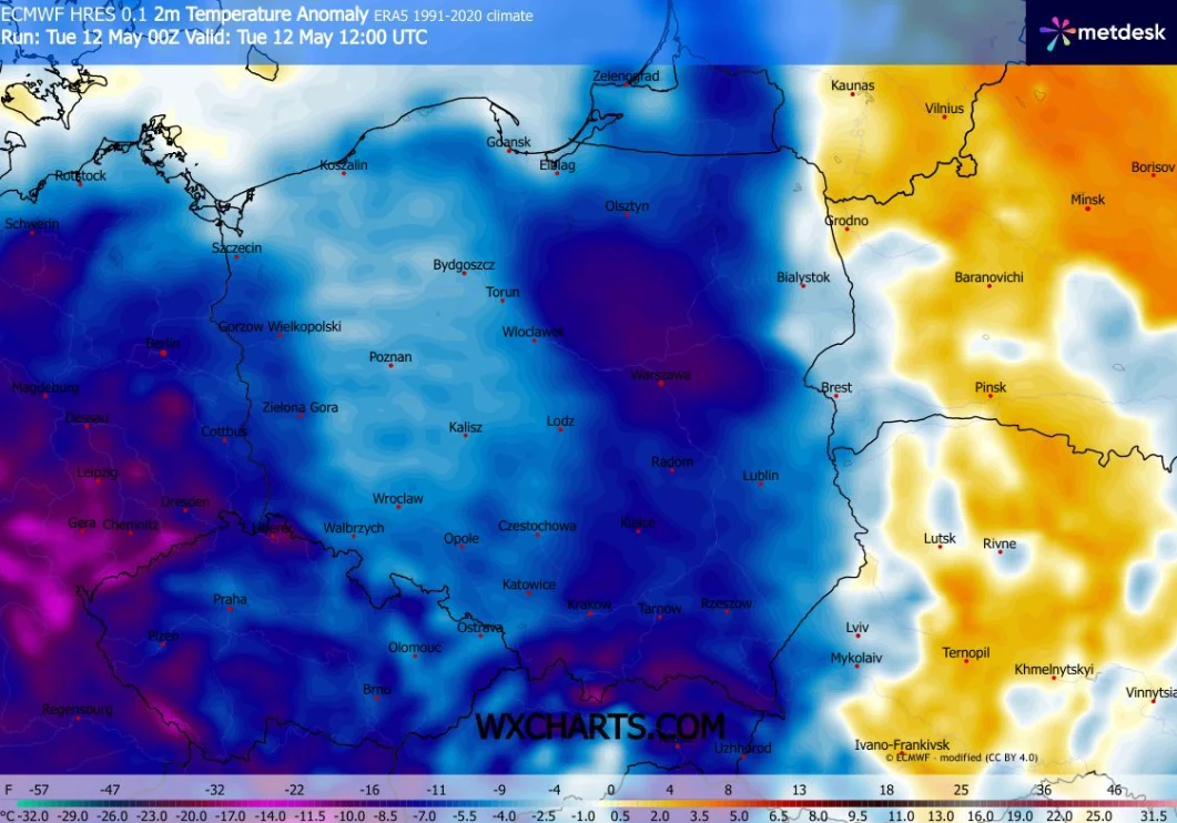 Mapa przedstawia anomalię temperatury w Polsce i na Ukrainie z wyraźnym podziałem – zachodnia i centralna część kraju objęta strefą niebieskich i fioletowych odcieni wskazujących na znacznie niższe temperatury niż średnia wieloletnia, podczas gdy na ws...