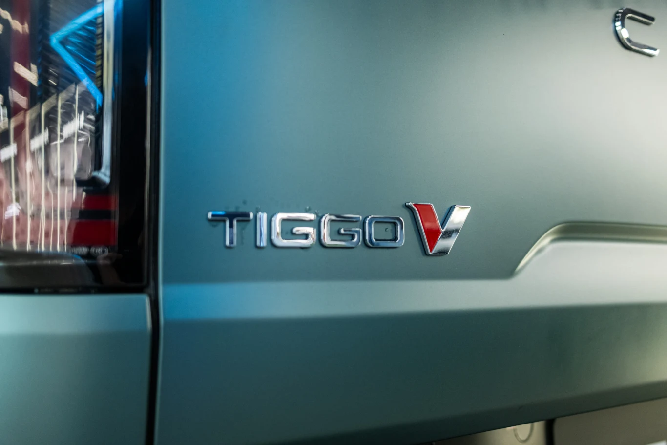 Tiggo V - “V” nie oznacza 5-tki, tylko pochodzi od angielskiego “versatile”, czyli użyteczny.