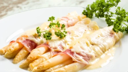 Zapiekane białe szparagi z dodatkiem szynki parmeńskiej i sosu 
