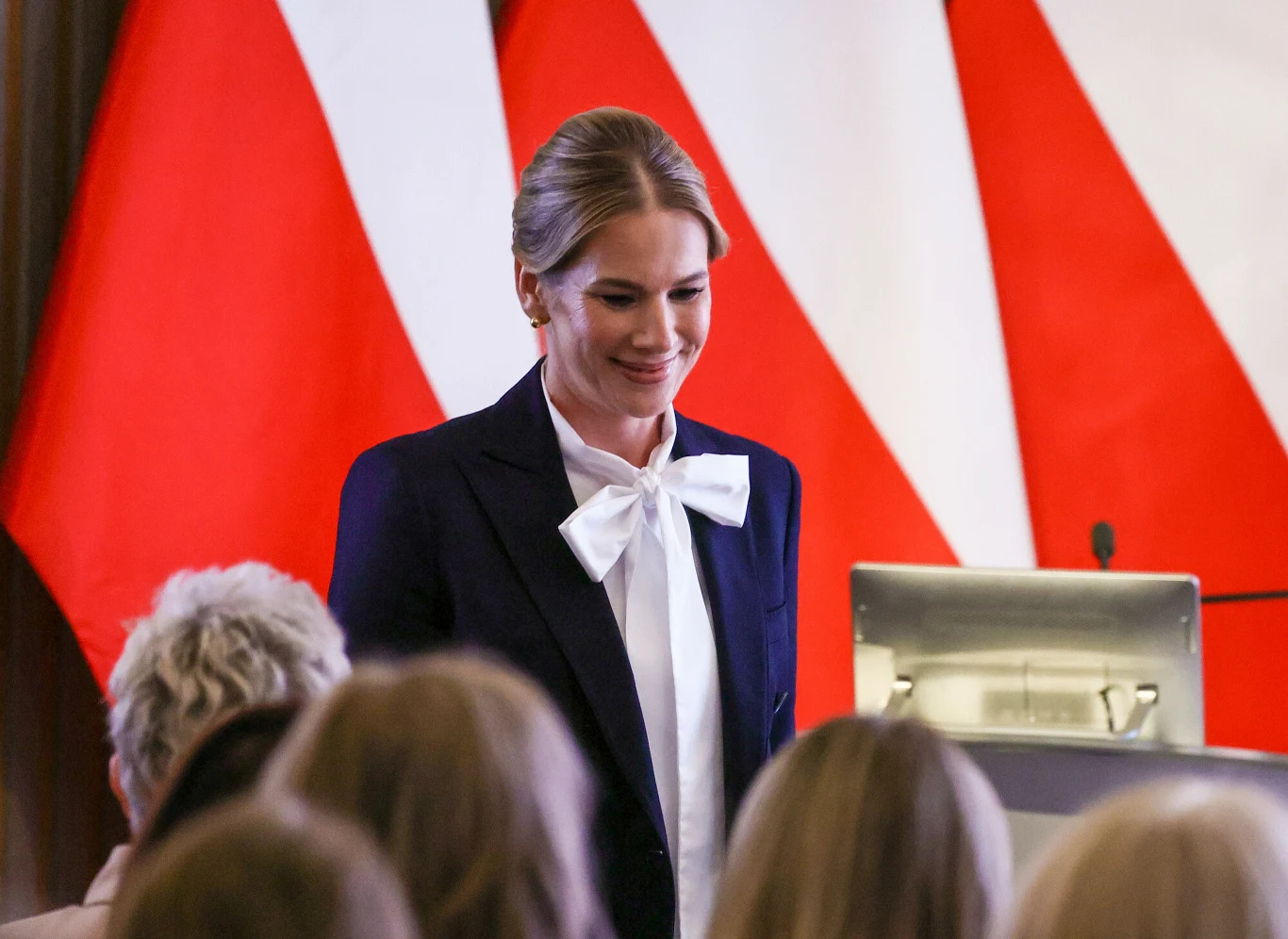 Marta Nawrocka zwróciła na siebie uwagę podczas najnowszego wystąpienia Kokarda XXL w stylu pierwszej damy. Modowy hit czy zbyt teatralny akcent?