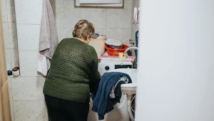 Czego senior nie powinien trzymać w domu. Zaskakujące odpowiedzi 