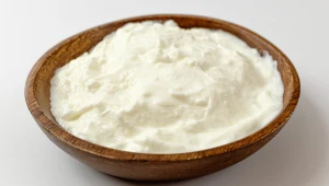 Jogurt naturalny to genialna baza sosów, czy dodatek do dań. Można go przygotować samemu