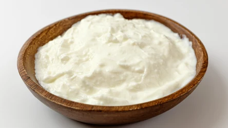 Jogurt naturalny to genialna baza sosów, czy dodatek do dań. Można go przygotować samemu