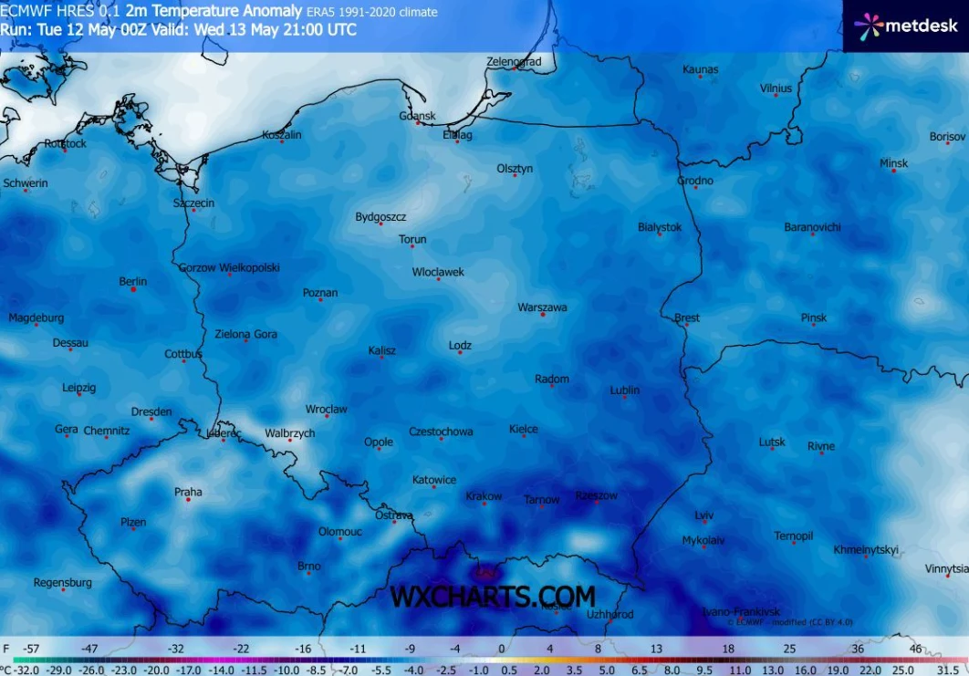Mapa Polski ukazująca anomalię temperatury powietrza na wysokości 2 metrów, z przewagą niebieskich odcieni wskazujących niższe od przeciętnej wartości temperatury dla wskazanego dnia w większości regionów kraju.