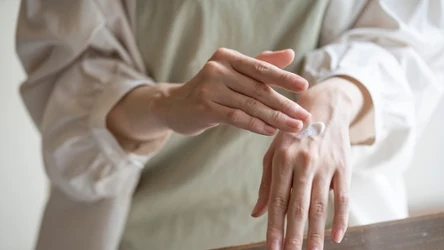 Jeśli chcesz, aby twoje dłonie wyglądały młodziej i mały mniej widoczne przebarwienia, smaruj je tym