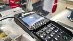 Podczas płatności kartą warto zachować czujność