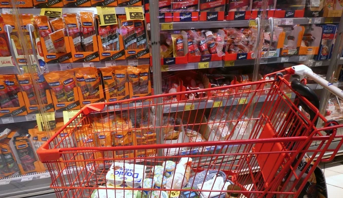 W kwietniu czteroosobowa rodzina wydała więcej na podstawowe zakupy