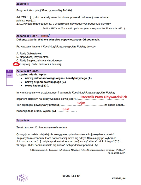 Wiedza o społeczeństwie - matura 2026 - arkusz CKE, strona 12. Fragment arkusza egzaminacyjnego z zadaniami dotyczącymi Konstytucji Rzeczypospolitej Polskiej, zawierający pytania wielokrotnego wyboru, miejsce na wpisanie odpowiedzi oraz podkreślone i uzupełnione nazwy instytucji „Rzecznik Praw Obywatelskich” i „Se...