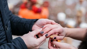 Podatek od pierścionka zaręczynowego. Kto i kiedy musi go zapłacić?