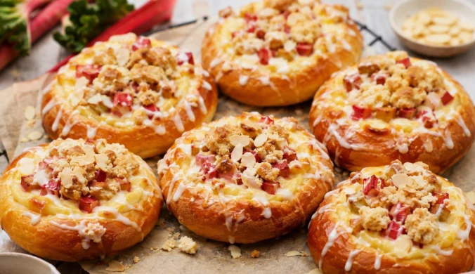 Domowe drożdżówki z budyniem, rabarbarem i kruszonką