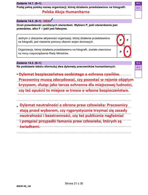 Wiedza o społeczeństwie - matura 2026 - arkusz CKE, strona 21. Strona arkusza egzaminacyjnego zawierająca zadania dotyczące działalności Polskiej Akcji Humanitarnej, polegające na rozpoznaniu organizacji, ocenie prawdziwości stwierdzeń oraz wskazaniu dylematów pracowników humanitarnych, z wyróżnionymi odpowiedziam...