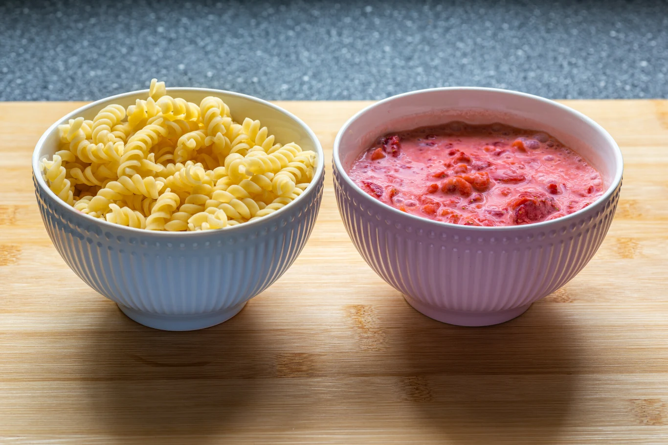 Makaron z truskawkami przygotujesz w zaledwie kilka minut Dwie miski - jedna z makaronem (rurki), druga z truskawkami