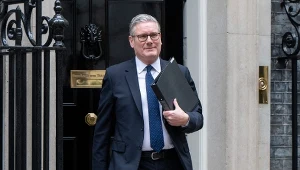 Keir Starmer nie zamierza ustępować ze stanowiska premiera, mimo rezygnacji ministrów i wezwań członków Partii Pracy
