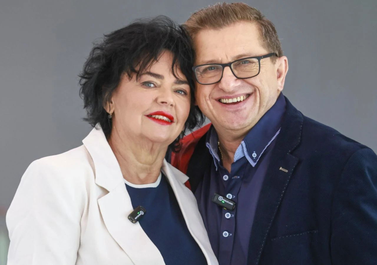 Uczestnicy "Sanatorium miłości": Emilia Gajos i Henryk Rzepczyński Uczestnicy 8. sezonu Sanatorium miłości, Emilia Gajos z Ozorkowa i Henryk Rzepczyński z Gliwic, pozują do wspólnego zdjęcia.