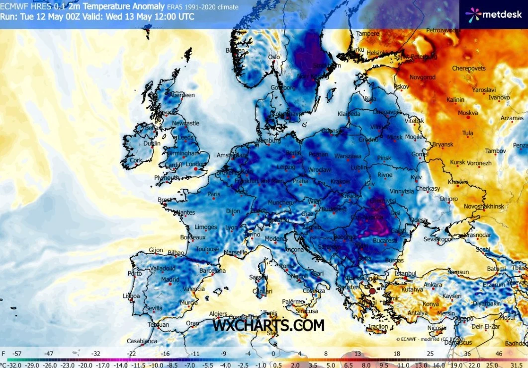 Mapa Europy ilustrująca anomalię temperatury, z wyraźnie zaznaczonym dużym obszarem ochłodzenia w centralnej i wschodniej części kontynentu, gdzie kolory odcieni niebieskiego dominują nad resztą regionów, natomiast wschodnie rejony pokazują lokalne oci...