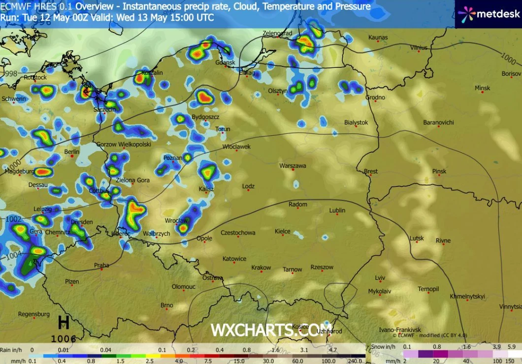 Mapa pogodowa Polski z widocznymi strefami opadów deszczu, głównie na zachodzie i północnym zachodzie kraju, oznaczonymi kolorowymi punktami o różnym natężeniu, na tle poglądowej siatki miast oraz granic państwowych.