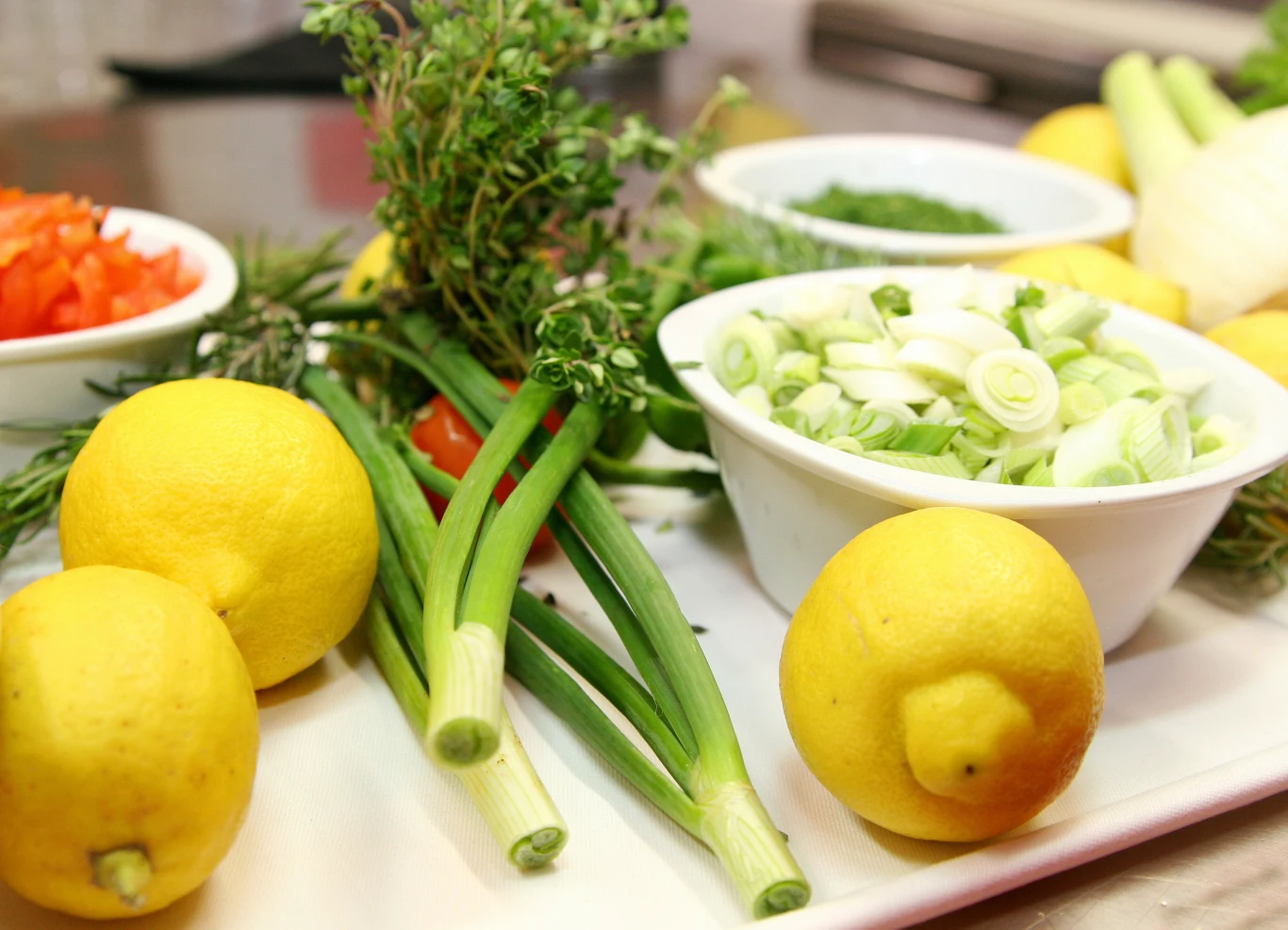 Podsmażony por staje się lekko słodki, świetnie komponuje się z masłem i jajkami, a przy tym nie pozostawia tak intensywnego aromatu jak cebula. Podsmażony por staje się lekko słodki, świetnie komponuje się z masłem i jajkami, a przy tym nie pozostawia tak intensywnego aromatu jak cebula.