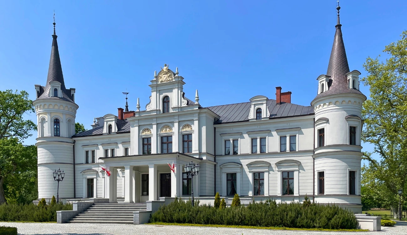 Tarce i pałac Gorzeńskich Pałac w Tarce – biała neorenesansowa rezydencja z dwiema wieżami, symetryczną fasadą i szerokim podjazdem