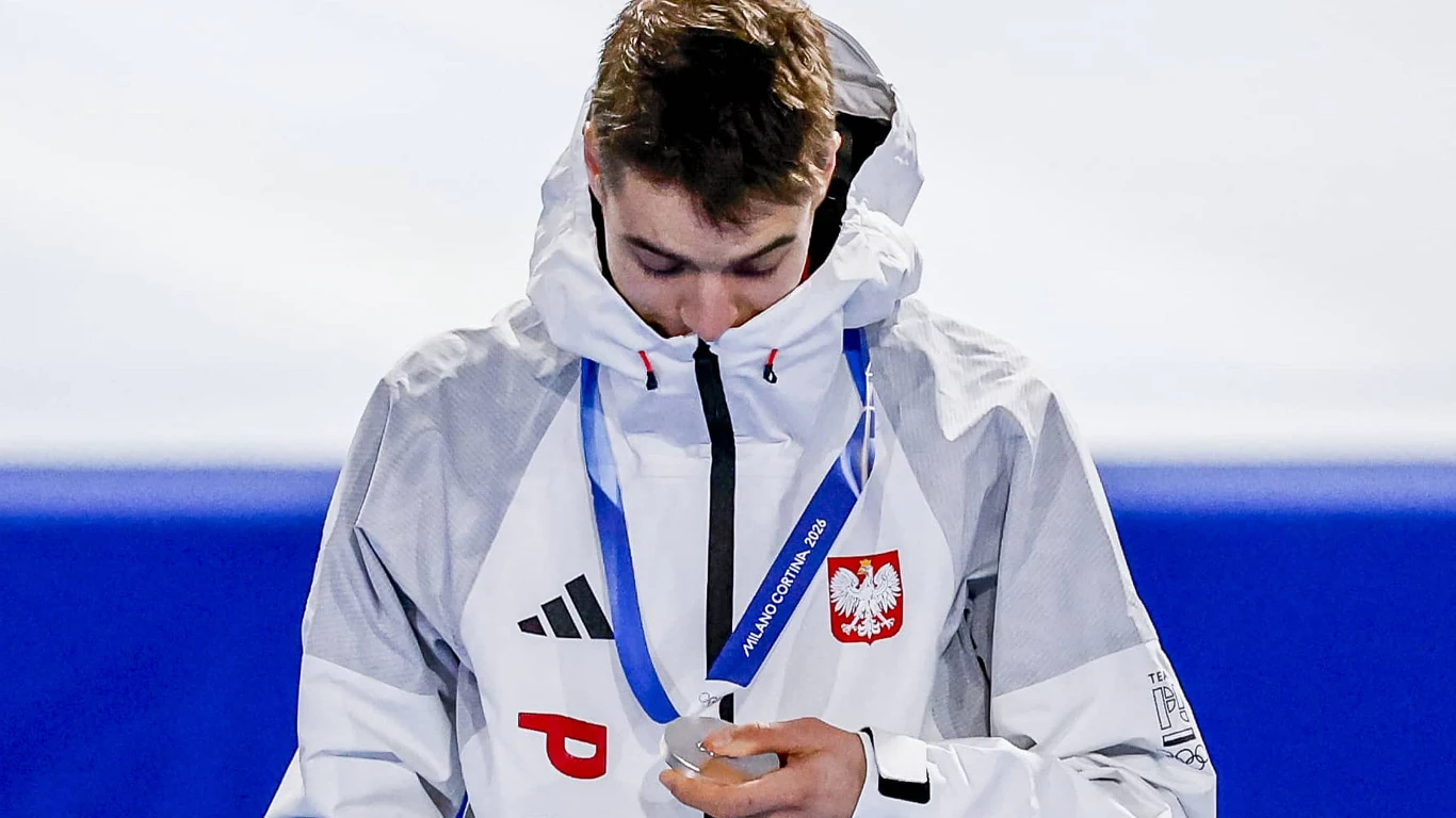 Władimir Semirunnij ze srebrnym medalem olimpijskim Władimir Semirunnij ze srebrnym medalem za zimowe igrzyska olimpijskie Mediolan-Cortina 2026
