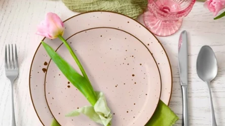 Biedronka pokazała kolekcję porcelany na Dzień Mamy. Kubki i talerze kosztują od 11,99 zł
