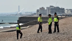 Zdj. ilustracyjne. Policja na plaży w Brighton