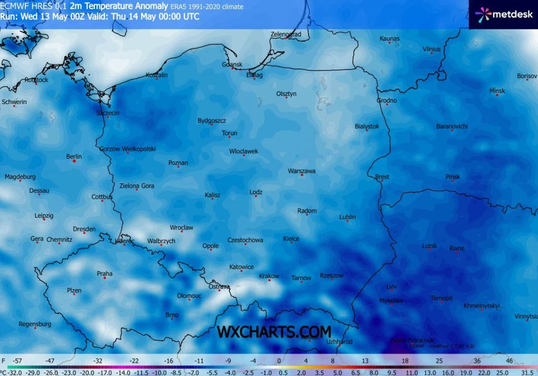 Mapa Polski z zaznaczonymi anomaliami temperatury powietrza na tle wieloletniej średniej, z wyraźnie widocznymi niższymi wartościami temperatury w całym kraju, szczególnie na południowym wschodzie.