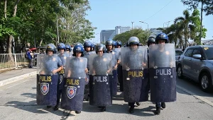 Chaos w azjatyckim kraju. W parlamencie padły strzały, na zewnątrz protesty