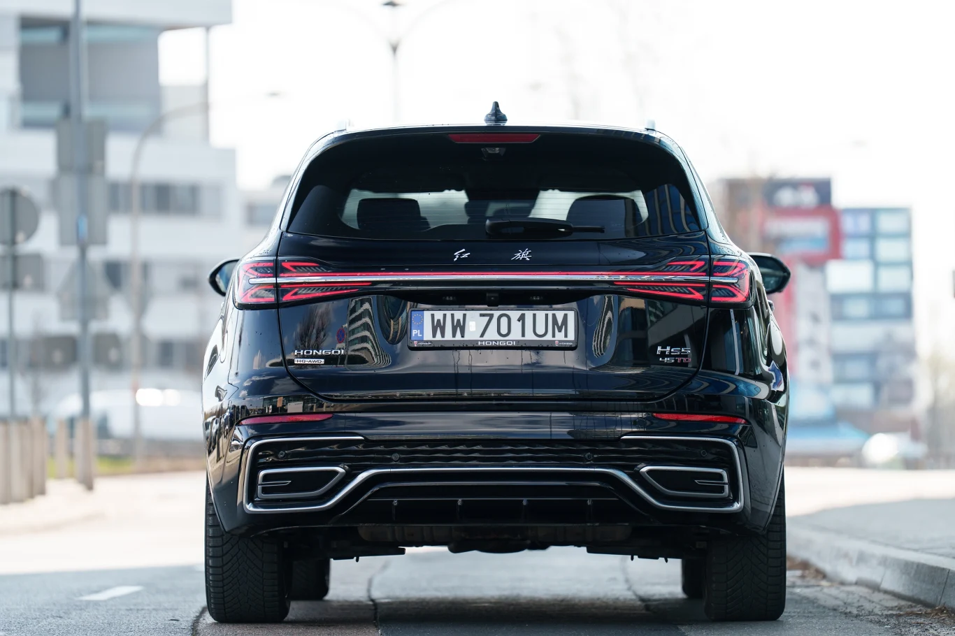 Czarny SUV marki DS Automobiles zaparkowany na ulicy, widoczny od tyłu z charakterystycznymi tylnymi światłami LED oraz tablicą rejestracyjną WW 701UM.