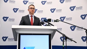 Minister infrastruktury Dariusz Klimczak podczas briefingu prasowego na terenie Międzynarodowego Portu Lotniczego im. Jana Pawła II Kraków-Balice