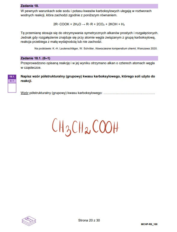 Fragment arkusza egzaminacyjnego z zadaniem z chemii dotyczącym reakcji kwasów karboksylowych, pod którym widnieje odręcznie zapisany wzór półstrukturalny kwasu propanowego: CH3CH2COOH.