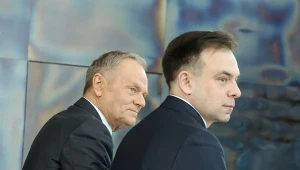 "Iskrzy" między Radą Fiskalną a rządem. Tym razem Rada krytykuje "Wieloletnie założenia makroekonomiczne na lata 2026-2030" przygotowane przez resort finansów. Na zdj. premier Donald Tusk i minister finansów Andrzej Domański